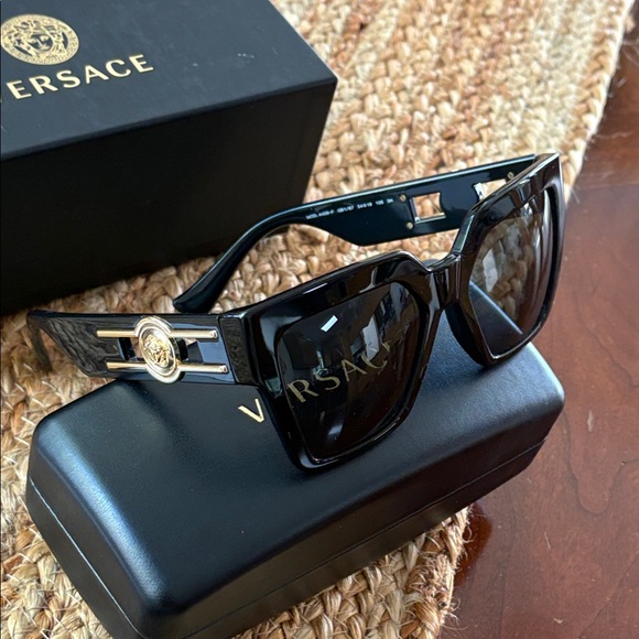 Versace 4458 GB1/87 Black Dark Gray Sunglasses VE4458 - Picture 2 of 10